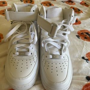 Woman’s Nike airforce 1 highs